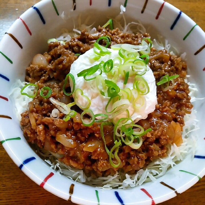 ミンチと玉ねぎの丼ﾎﾟｰﾁﾄﾞｴｯｸﾞ乗せ